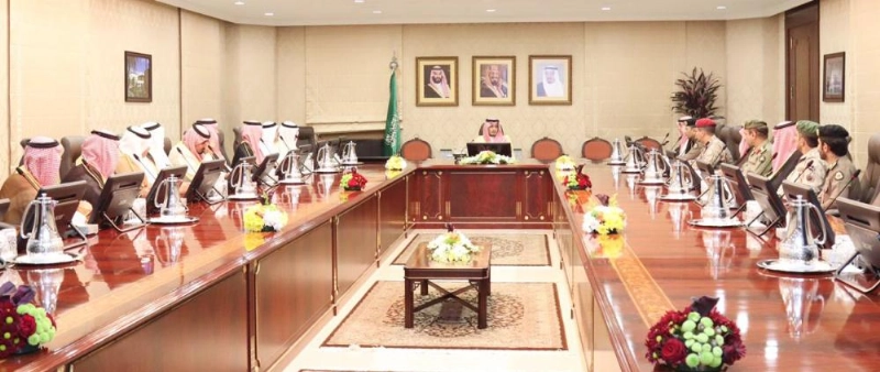 أحمد بن فهد لدى لقائه منسوبي مطار الملك فهد (مكة)