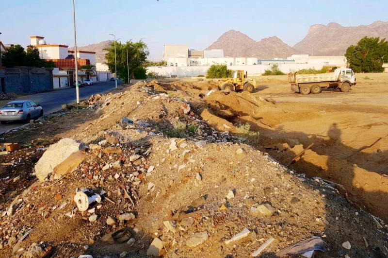 من عملية رفع مخلفات البناء في العاصمة المقدسة (مكة)