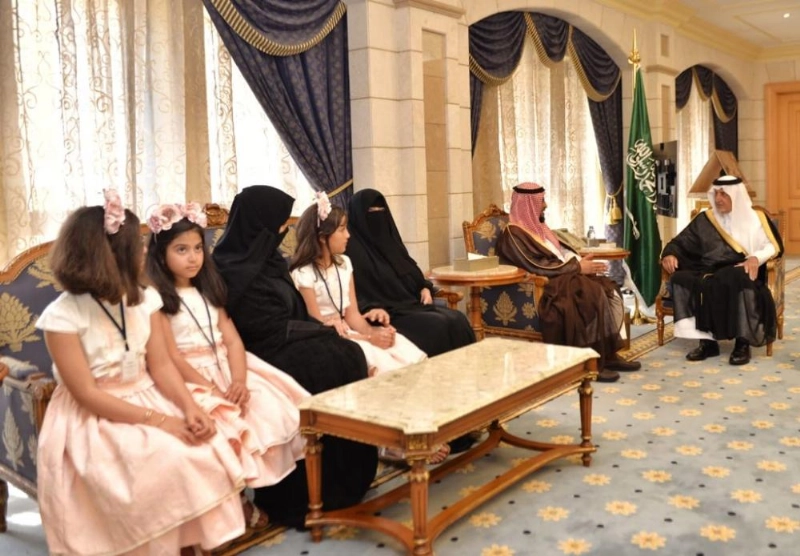 خالد الفيصل خلال استقباله فريق المبادرة (مكة)