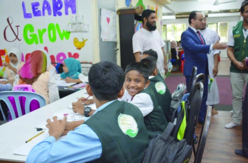 فريق المركز يتفقد أحد فصول المدرسة السعودية بكوالالمبور