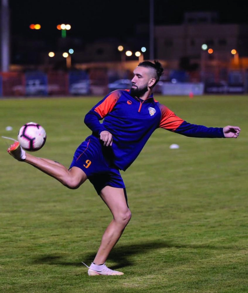 لاعب الفيحاء خلال التدريبات (مكة)