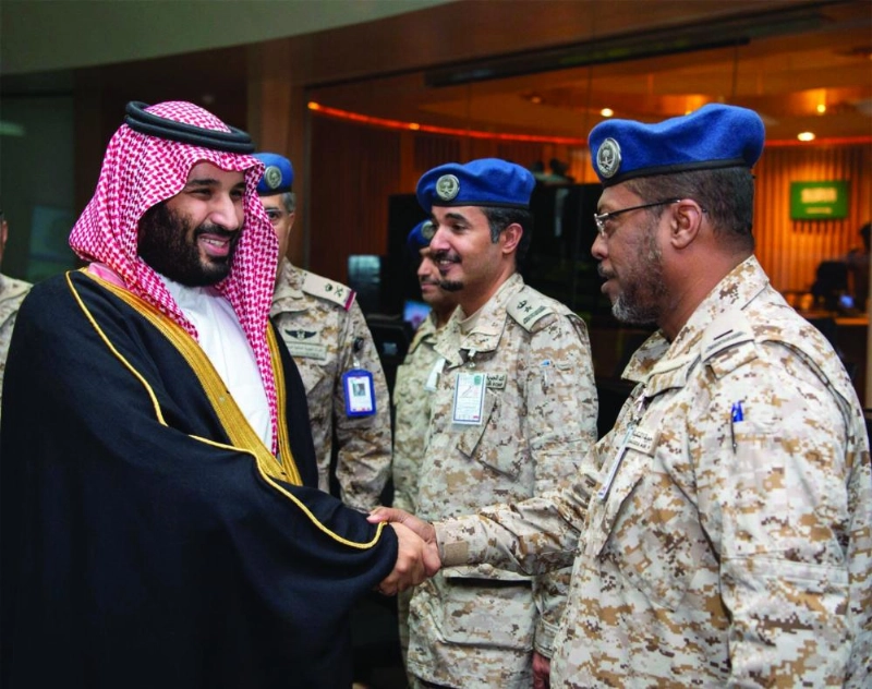 الأمير محمد بن سلمان مصافحا عسكريين لدى زيارته قاعدة الملك فيصل الجوية في الشمالية (واس)