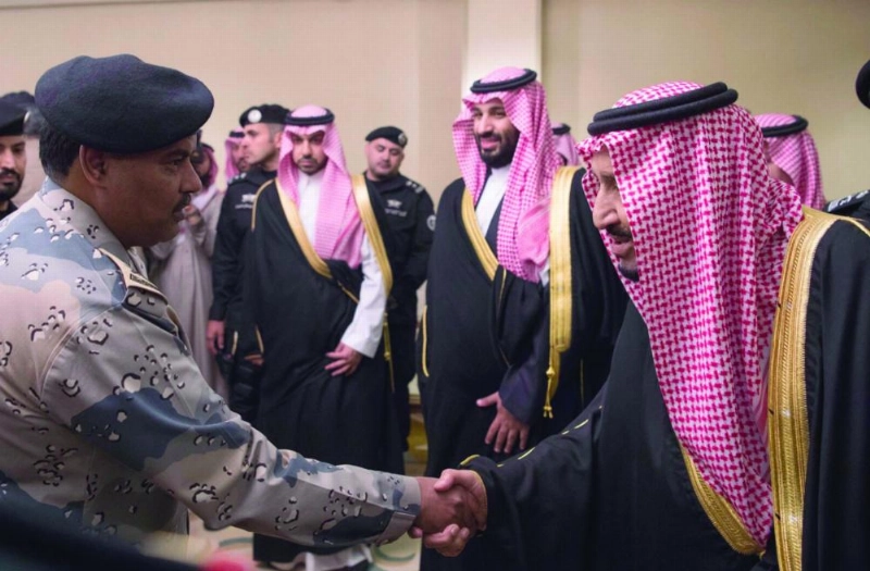 الملك سلمان مصافحا مستقبليه