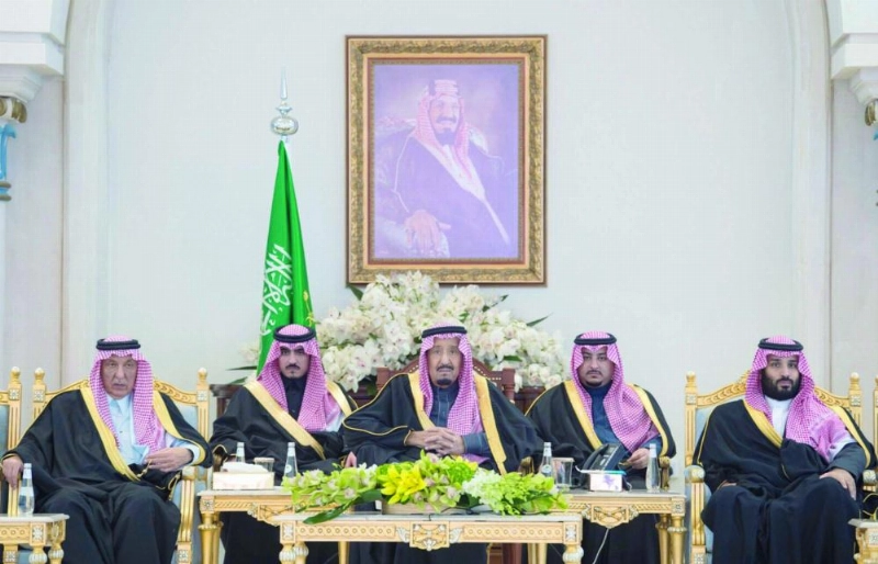 الملك سلمان لدى تشريفه حفل أهالي منطقة الجوف أمس الأول (واس)