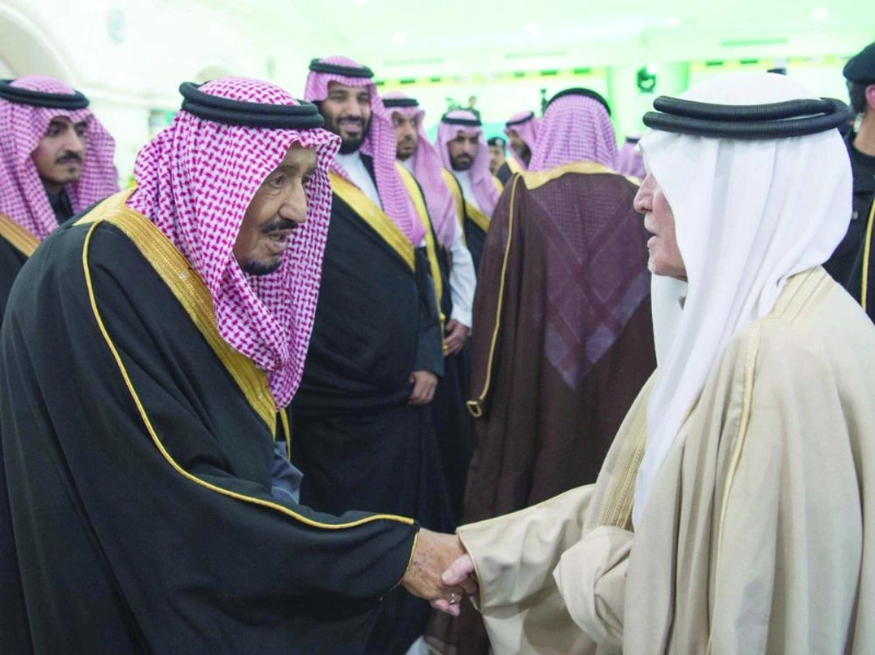 الملك سلمان مصافحا عددا من أهالي الجوف