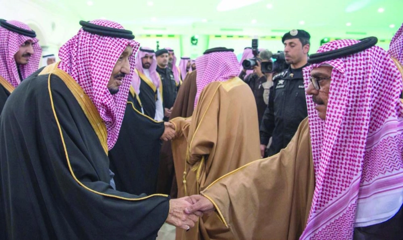 الملك سلمان مصافحا عددا من أهالي الجوف