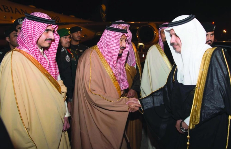 الملك سلمان لدى مغادرته الجوف