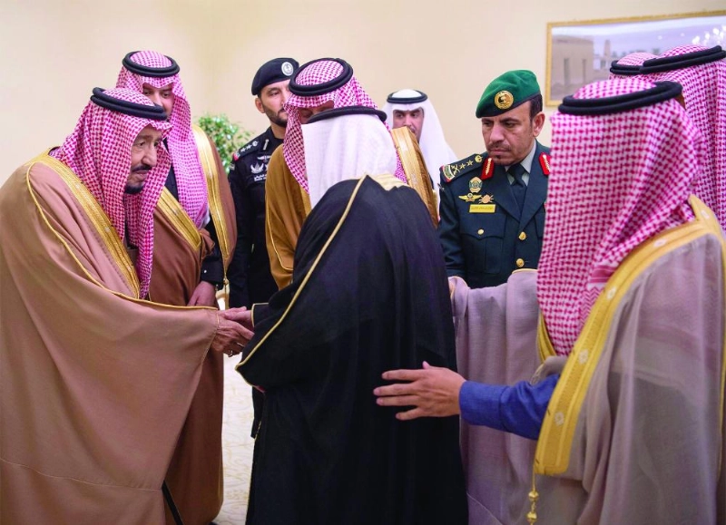 الملك سلمان مصافحا مستقبليه لدى وصوله إلى مطار عرعر في الحدود الشمالية (واس)