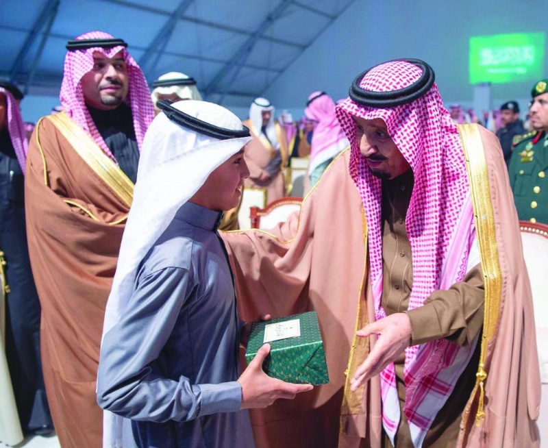 الملك سلمان مكرما الطالب سليمان العنزي