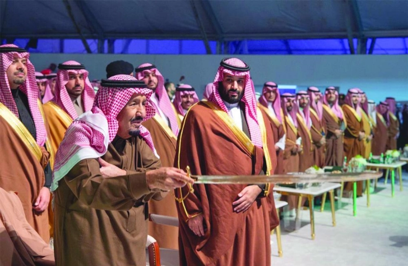 الملك سلمان متفاعلا مع العرضة السعودية خلال الحفل