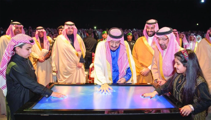 الملك سلمان لدى تدشينه المرحلة الأولى من منظومة مشروعات وعد الشمال في طريف (واس)