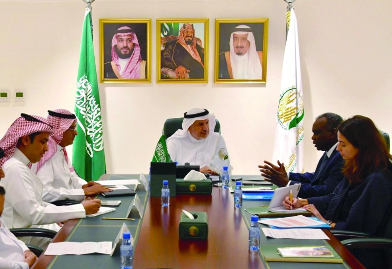 عبدالله الربيعة مستمعا لحديث الطيب آدم (واس)