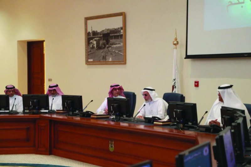 عبدالله بافيل خلال افتتاح اللقاء التعريفي أمس (مكة)