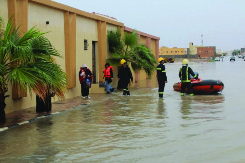 الأسر أثناء إخلاء منازلهم جراء السيول (مكة)