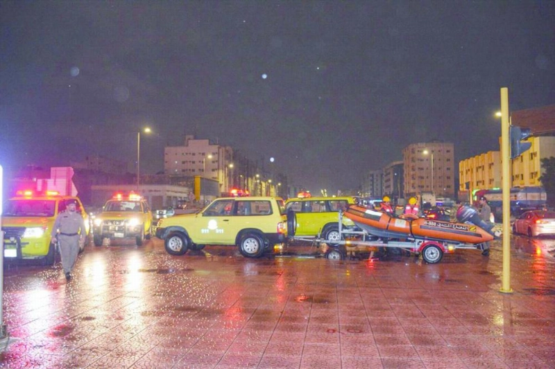 فرق الدفاع المدني خلال تمركزها بأحد شوارع جدة (مكة)