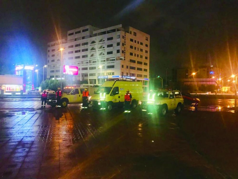 فرق الدفاع المدني خلال تمركزها بشوارع جدة (مكة)
