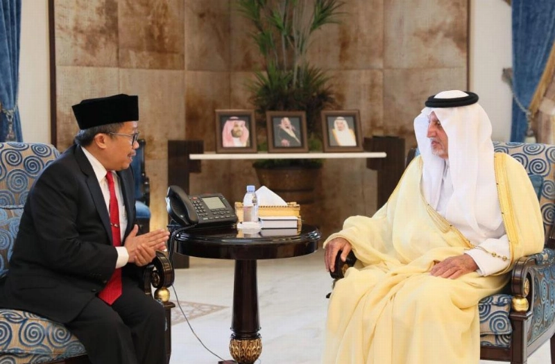 .. وخلال لقائه محمد شريف الدين