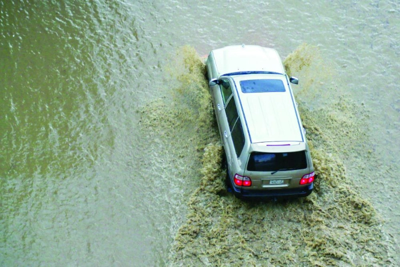 مركبة تعبر مياه الأمطار بالعاصمة المقدسة فجر الجمعة (ياسر بخش)