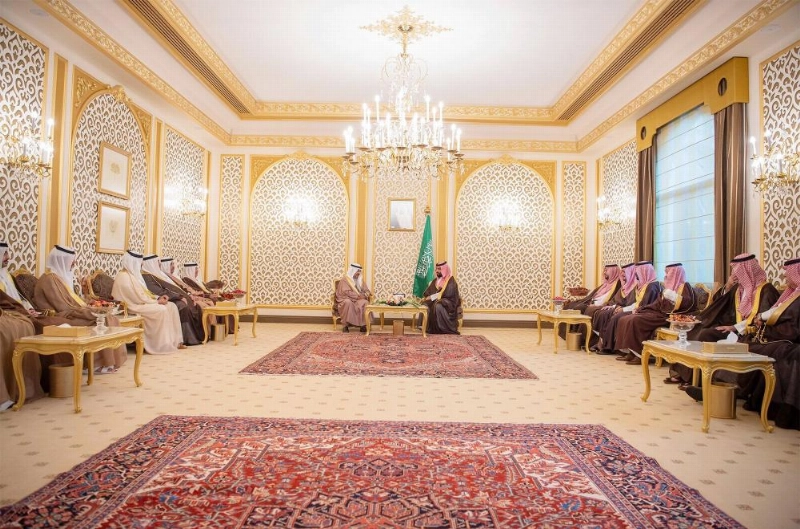 الأمير محمد بن سلمان لدى لقائه الأمير خليفة آل خليفة في مقر إقامته بالبحرين (واس)