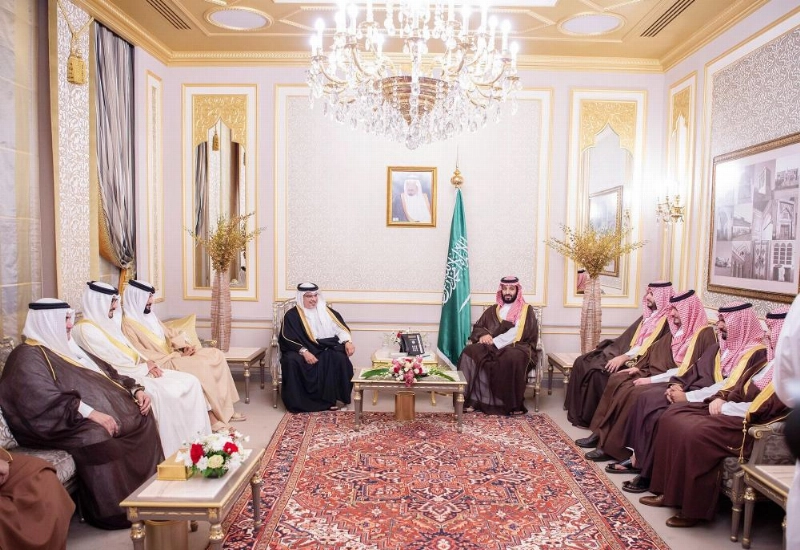 الأمير محمد بن سلمان خلال لقائه سلمان بن حمد آل خليفة (واس)