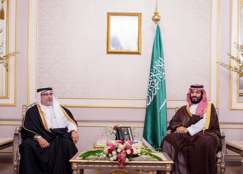 الأمير محمد بن سلمان خلال لقائه سلمان بن حمد آل خليفة (واس)