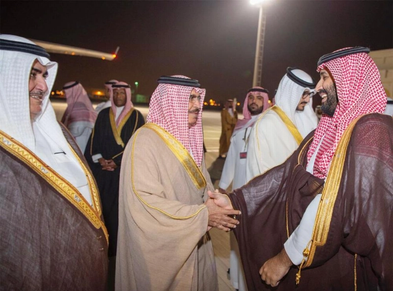 ولي العهد مصافحا مودعيه