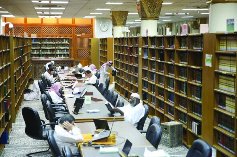 زوار داخل المكتبة (واس)