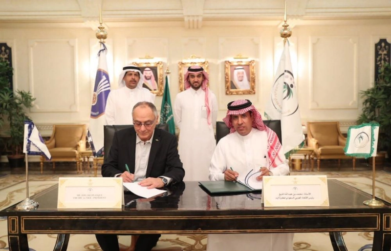 المنيع وديلبلانك يوقعان عقد الاستضافة (مكة)