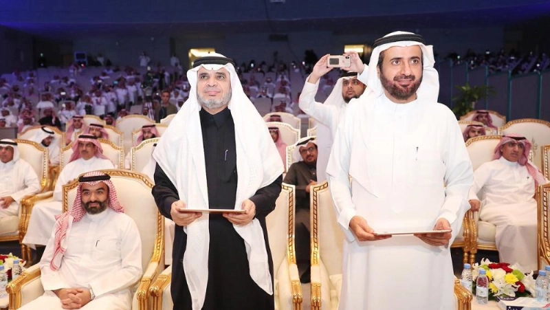 أحمد العيسى وتوفيق الربيعة خلال التدشين أمس (مكة)