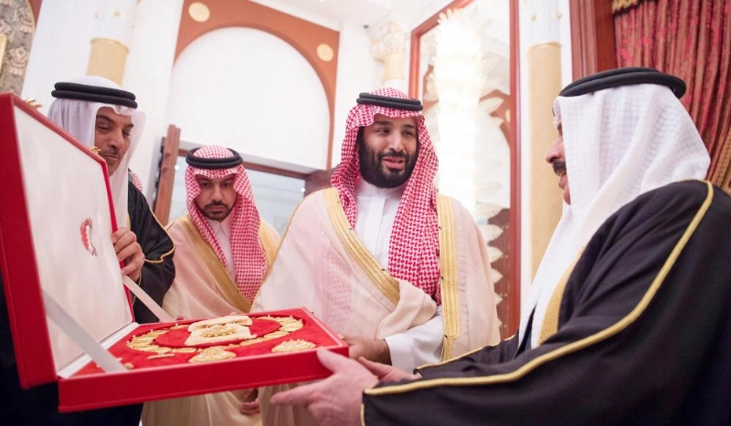 ملك البحرين يمنح ولي العهد وسام الشيخ عيسى آل خليفة