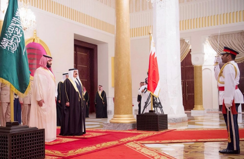 الأمير محمد بن سلمان والملك حمد بن عيسى خلال مراسم الاستقبال