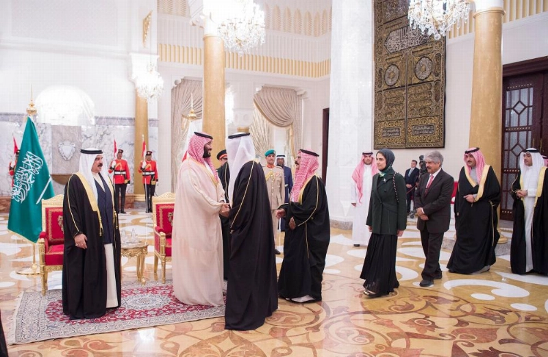 ولي العهد مصافحا مستقبليه