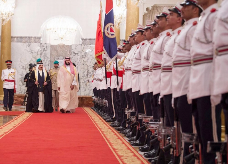 الأمير محمد بن سلمان والملك حمد بن عيسى خلال مراسم الاستقبال