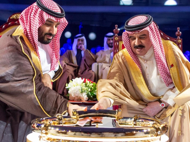 ملك البحرين وولي العهد خلال تدشينهما خط أنابيب النفط الجديد أمس (واس)
