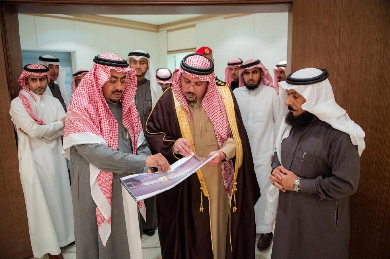 أمير القصيم يستمع لشرح من وكيل الإمارة عن المركز