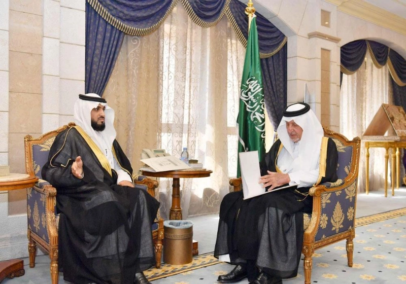 خالد الفيصل خلال لقائه عبدالمنعم الشهري (واس)
