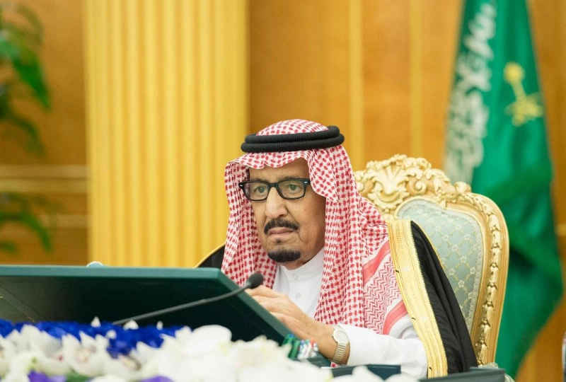 الملك سلمان لدى ترؤسه جلسة مجلس الوزراء في قصر اليمامة بالرياض (واس)