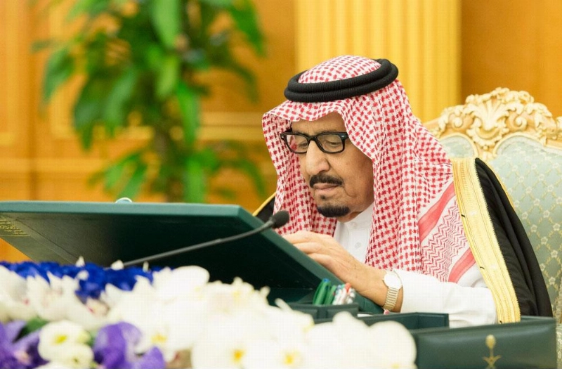 الملك سلمان لدى ترؤسه جلسة مجلس الوزراء في قصر اليمامة بالرياض (واس)