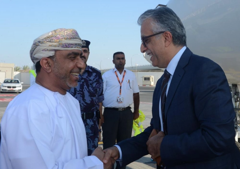 سلمان آل خليفة متفقدا الاستعدادات لحفل الجوائز (الاتحاد الآسيوي)