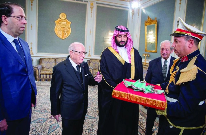 الرئيس التونسي لدى منحه ولي العهد الصنف الأكبر من وسام الجمهورية التونسية