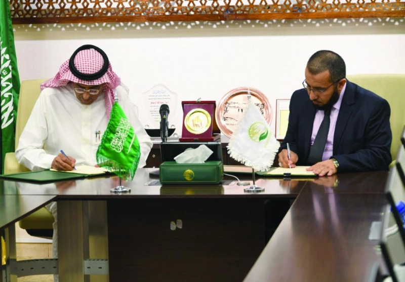 عبدالله المعلم خلال التوقيع (واس)