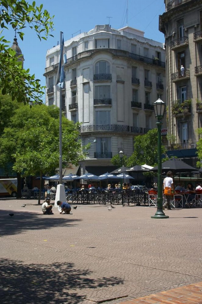 8- ساحة دوريجو Plaza Dorrego