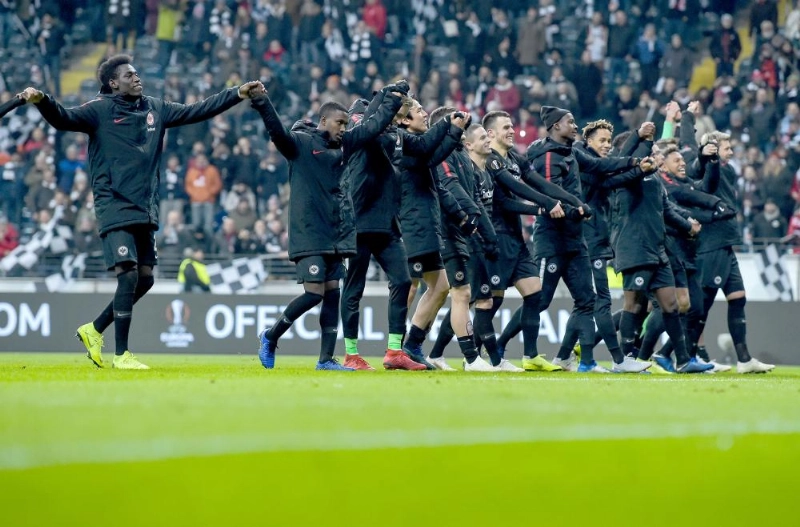لاعبو فرانكفورت الألماني يحتفلون مع جماهيرهم بالفوز على مارسيليا الفرنسي (د ب أ)