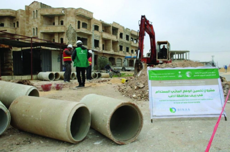 فرق المركز خلال متابعة المشروع وتوزيع الشنط المدرسية (واس)
