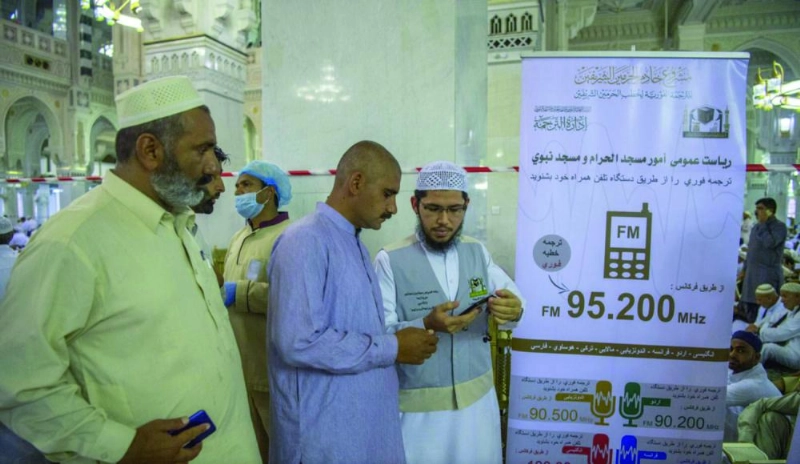 موظف يشرح طريقة عمل السماعات (واس)