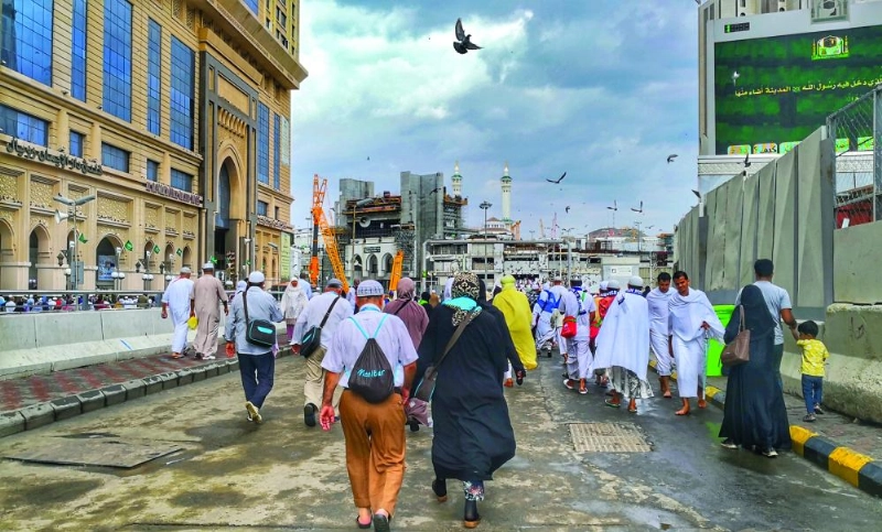 عدد من المعتمرين والزوار في طريقهم للمسجد الحرام (أنس الحارثي)