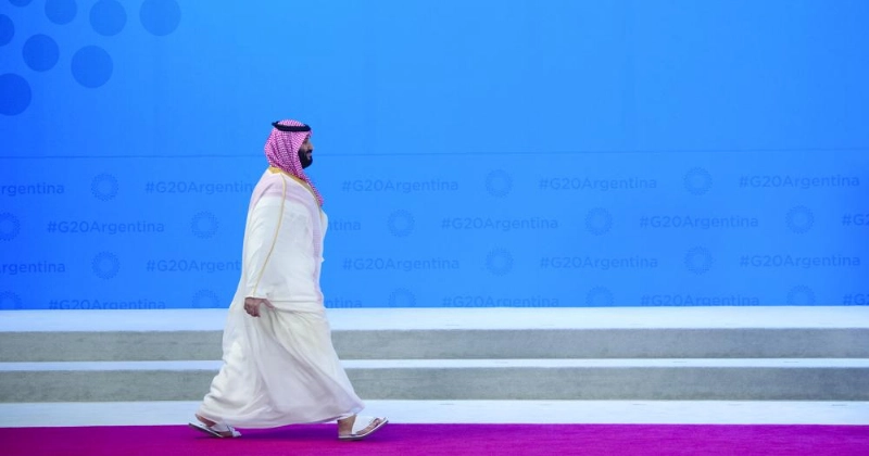 ولي العهد خلال وصوله مقر اجتماع قمة العشرين (د ب أ)