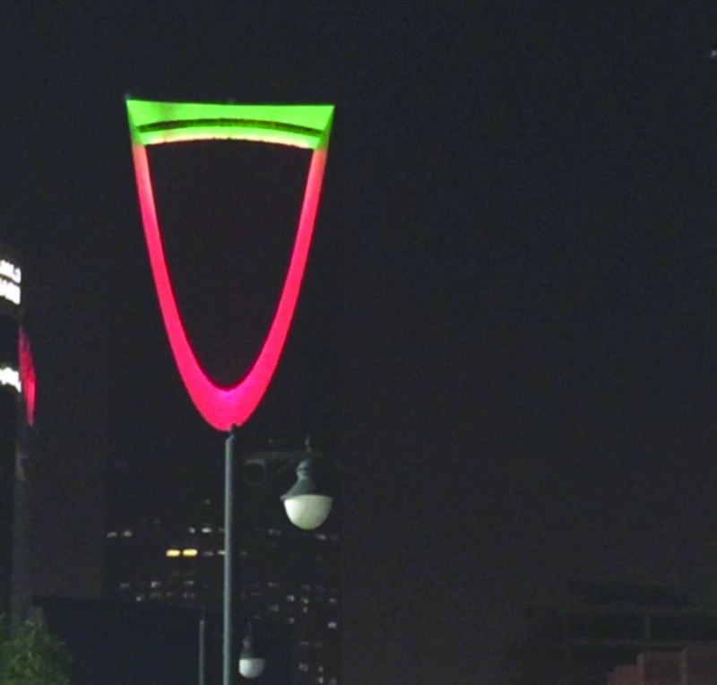 أبراج الرياض تتزين بألوان العلم الإماراتي