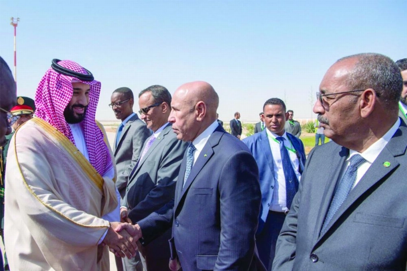 ومصافحا المسؤولين والوزراء في الحكومة الموريتانية