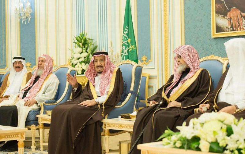 الملك سلمان لدى استقباله الأمراء والمفتي والعلماء وجمعا من المواطنين في قصر اليمامة بالرياض (واس)